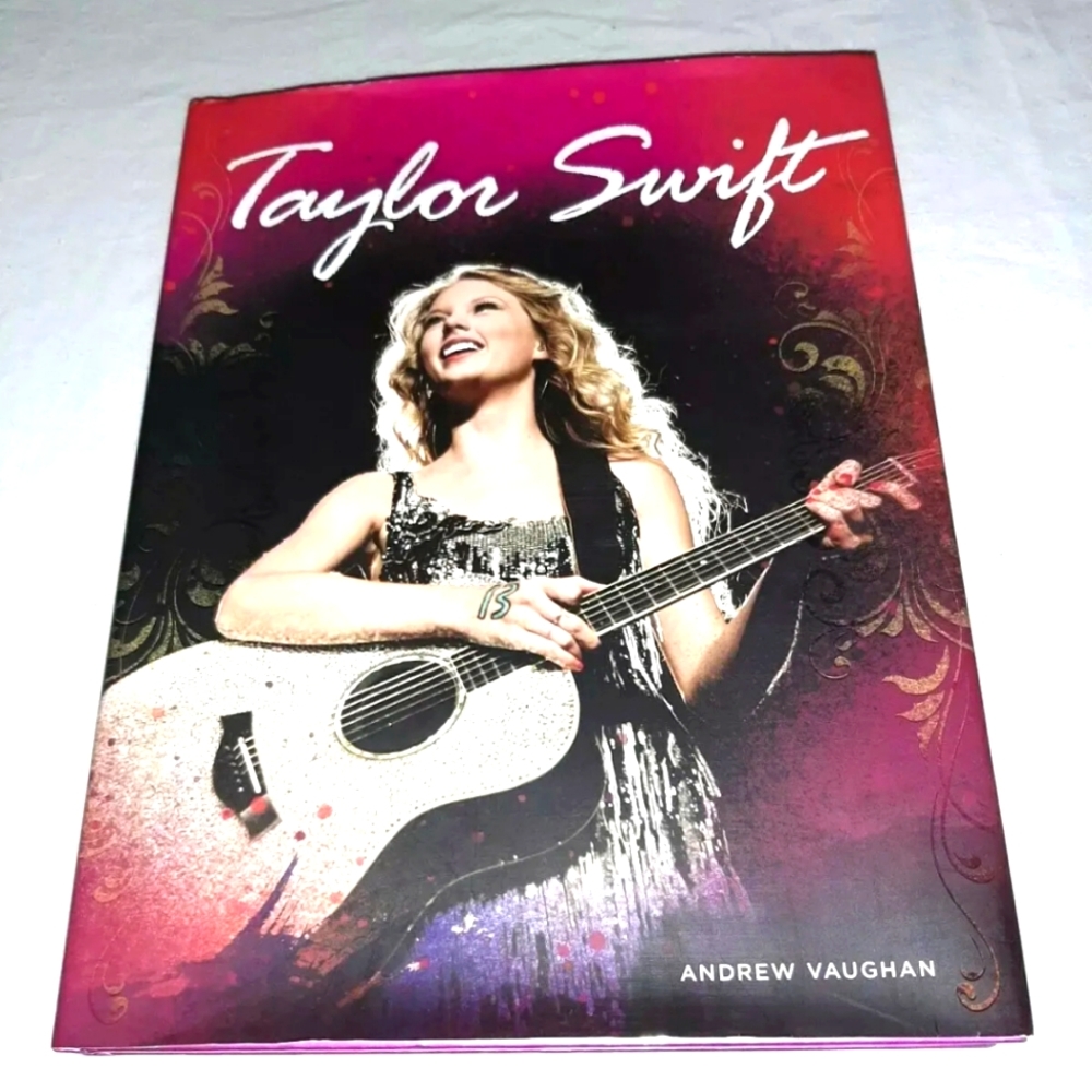 Taylor Swift by Andrew Vaughan Hardcover Book 2011 Like New Condition